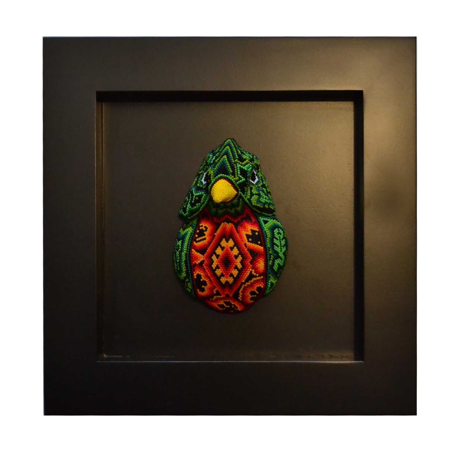 Quetzal con arte huichol con marco de madera