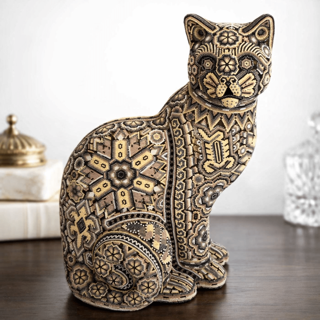 Gato con Intervención de Arte Huichol
