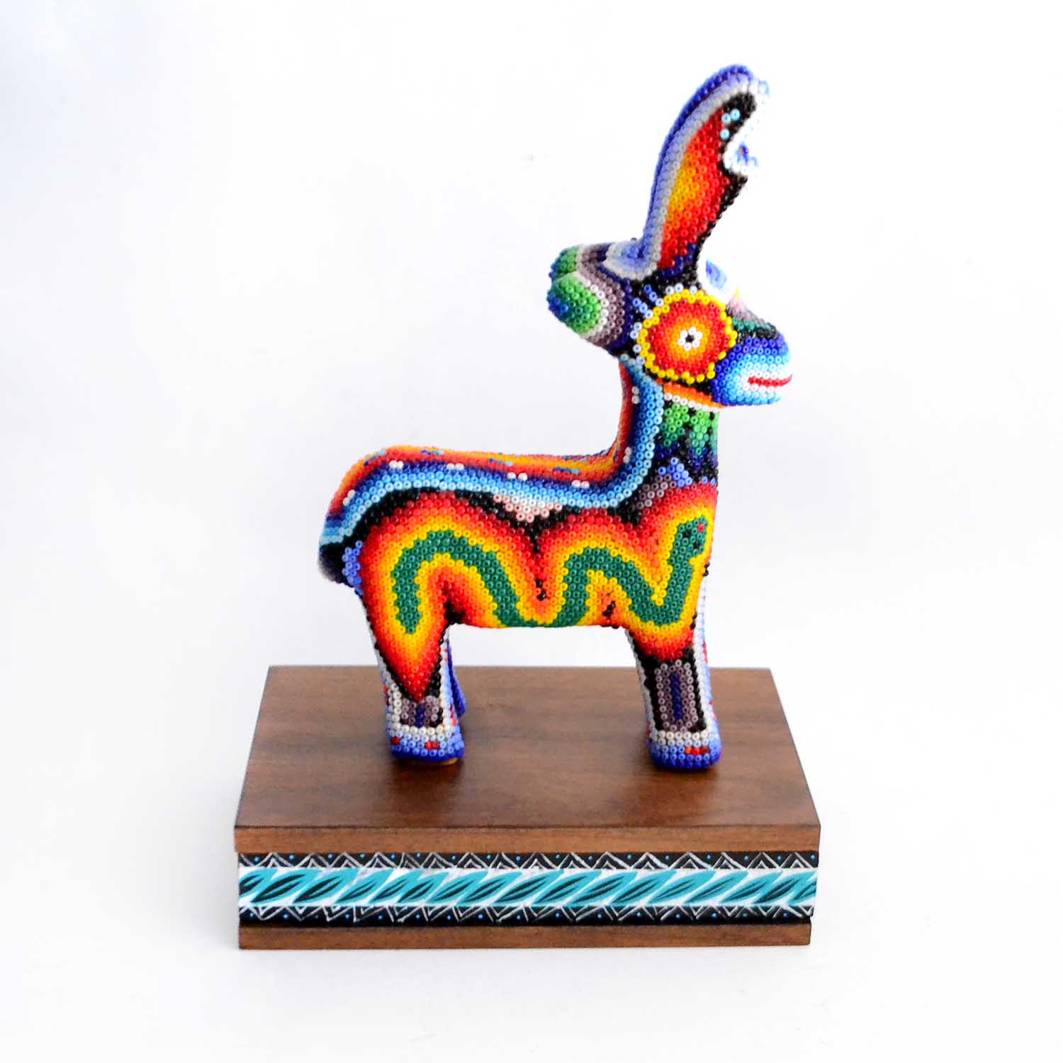 Huichol-Kunsthirsch mit speziellem Sockel