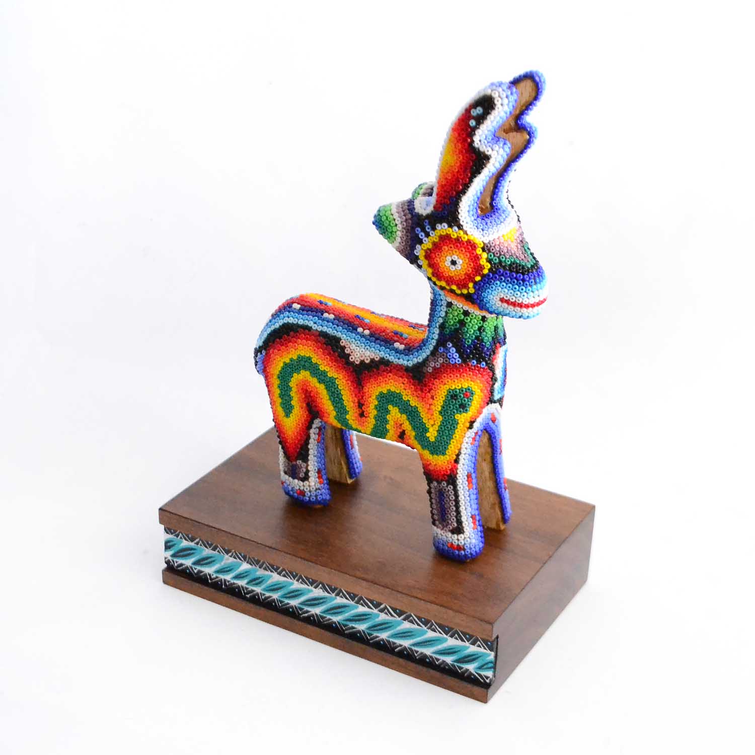 Huichol-Kunsthirsch mit speziellem Sockel
