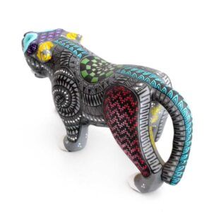 Jaguar de alebrije pintado con grecas, terminado fino