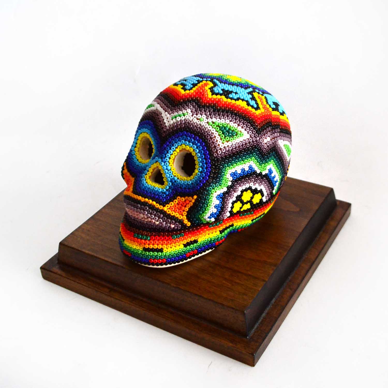 Craneo especial de arte huichol con base de madera y cubierta de acrilico
