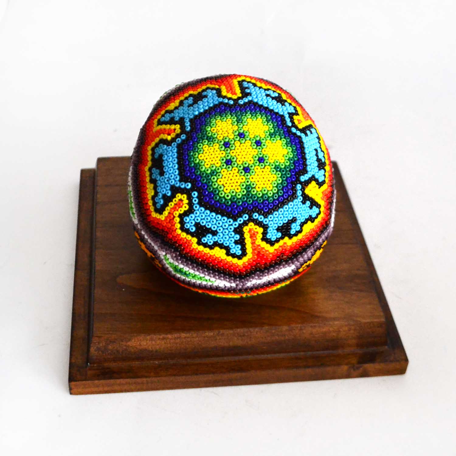 Craneo c/Base y Acrilico - Arte Huichol - Imagen 2