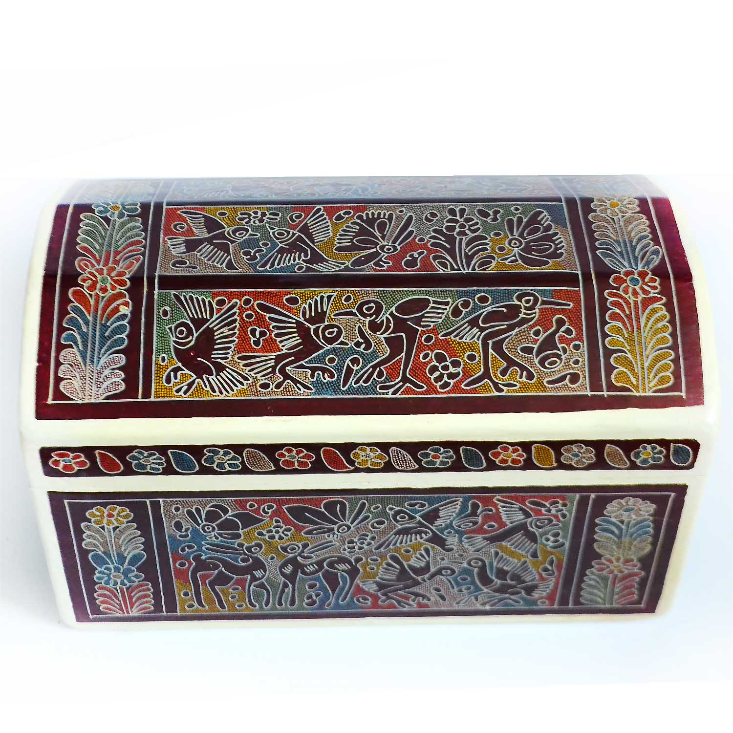 Fabricado con madera de lináloe, conocida por su aroma característico y duradero, el baúl no solo cautiva por su belleza visual, sino también por su fragancia envolvente. Al abrirlo, se libera un perfume suave que evoca la tierra, el bosque y la esencia de lo auténtico. Los detalles decorativos son verdaderamente impresionantes: motivos florales, animales míticos, grecas y símbolos tradicionales se entrelazan en una composición armoniosa, pintados a mano con pigmentos naturales y técnicas de lacado que requieren paciencia, precisión y maestría. Algunos diseños están grabados con espinas de maguey, lo que añade textura y profundidad a la superficie, creando una experiencia táctil única. Este baúl no solo es un contenedor de objetos; es un guardián de memorias. Su tamaño generoso permite almacenar desde textiles y documentos hasta piezas valiosas o recuerdos personales. Es ideal como pieza decorativa en salas, estudios o recámaras, donde se convierte en un punto focal que despierta admiración y conversación. Regalar o adquirir un baúl de Olinalá es apostar por lo auténtico, por el arte que nace de la tierra y se transforma en legado. Es una forma de honrar el trabajo de manos expertas que, con dedicación y amor, preservan una tradición que resiste al paso del tiempo. Cada baúl es único, irrepetible y profundamente simbólico. Es más que un objeto: es una expresión de identidad, belleza y respeto por nuestras raíces. Llevarlo a casa es abrir espacio a la historia, al arte y al alma de México.