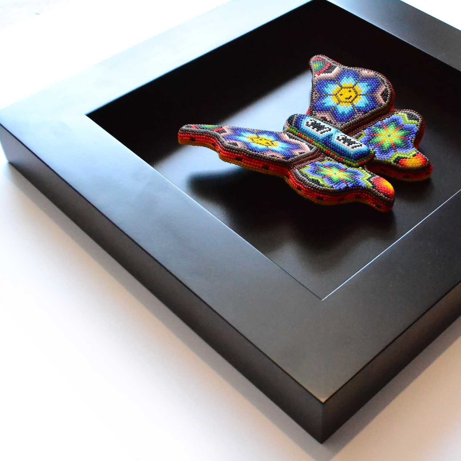 Mariposa de arte huichol, con marco de madera