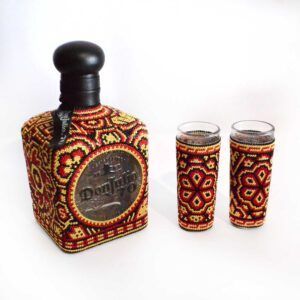 Don Julio 790 Edición Huichol con Tequileros: Tequila de lujo y arte ancestral en dorado, carmesí y negro
