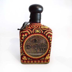 Don Julio 790 Edición Huichol con Tequileros: Tequila de lujo y arte ancestral en dorado, carmesí y negro