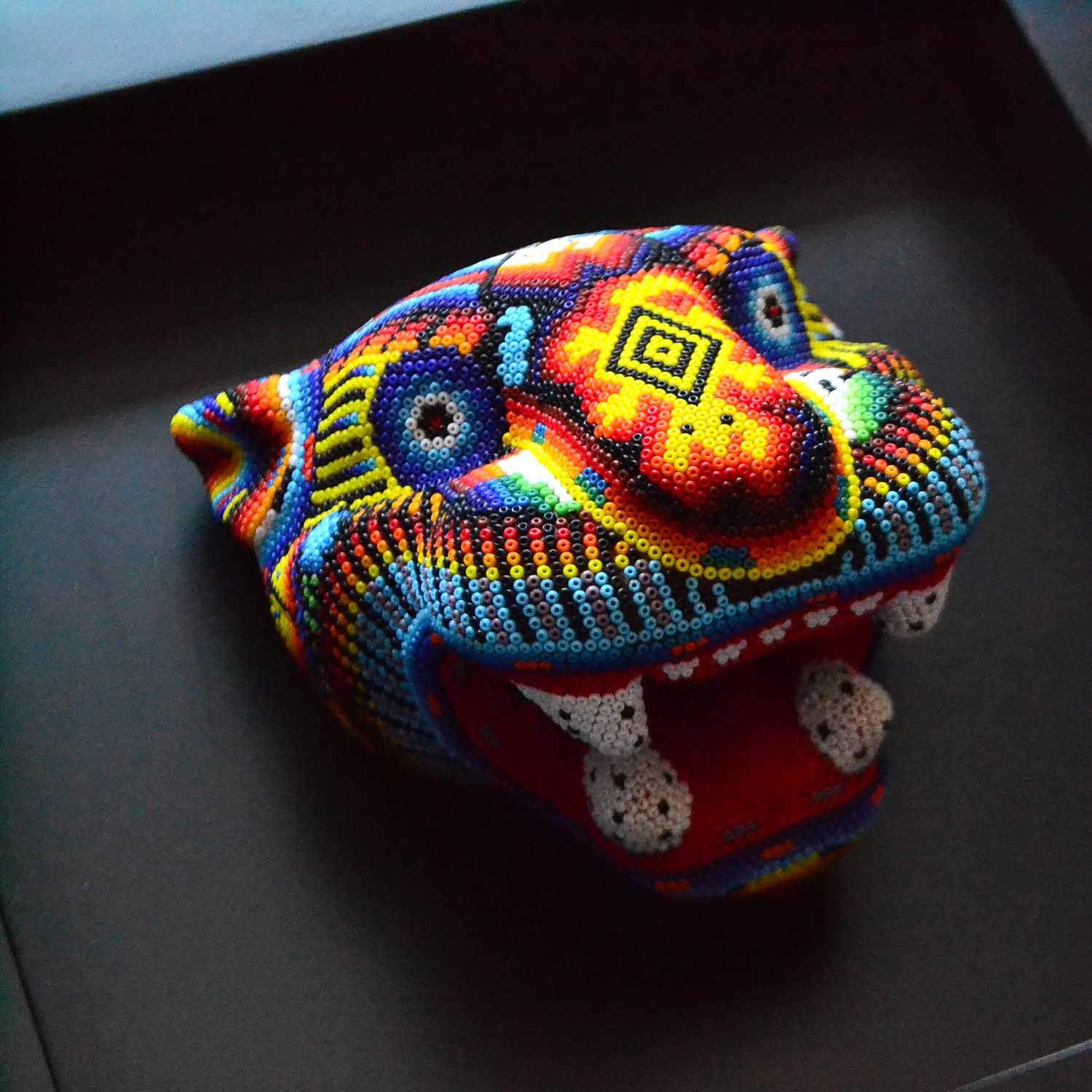 Cabeza de jaguar en marco - Arte Huichol