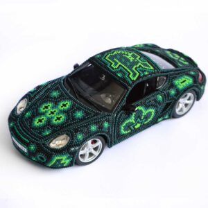 Porsche Cayman S intervenido con arte huichol – pieza de colección en tonos verdes