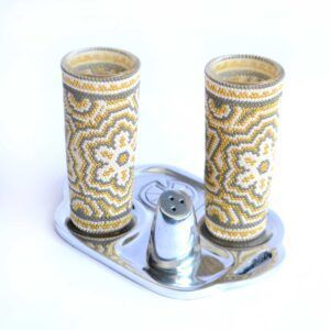 Set de 2 tequileros con arte huichol, base de pewter y salero