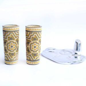 Set de 2 tequileros con arte huichol, base de pewter y salero