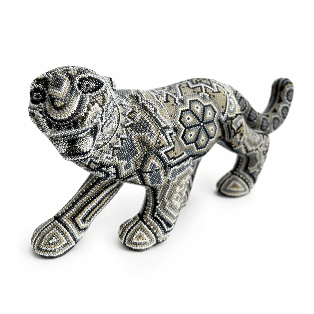 Jaguar caminando de arte huichol