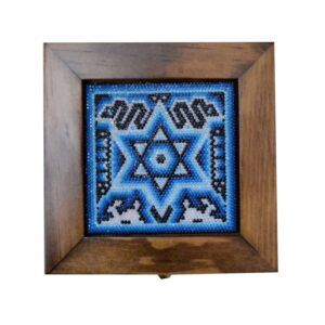 Caja con tabla de arte huichol
