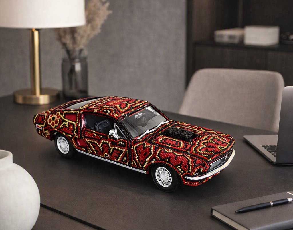 Descubre el Mustang Huichol, una pieza única que fusiona el arte tradicional wixárika con el diseño automotriz clásico. Ideal para coleccionistas y amantes del arte mexicano contemporáneo.