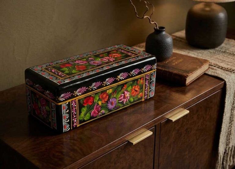 Caja de Olinala sobre mueble de madera