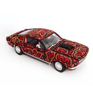 Mustang Huichol: arte mexicano sobre ruedas con fondo blanco