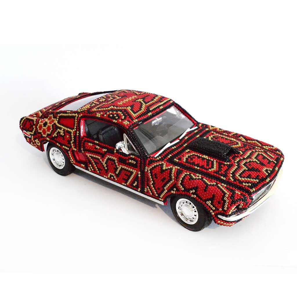 Mustang Huichol: arte mexicano sobre ruedas con fondo blanco