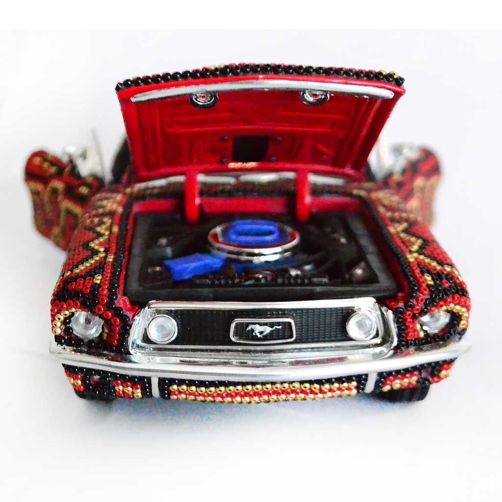 Mustang Huichol: arte mexicano sobre ruedas con fondo blanco