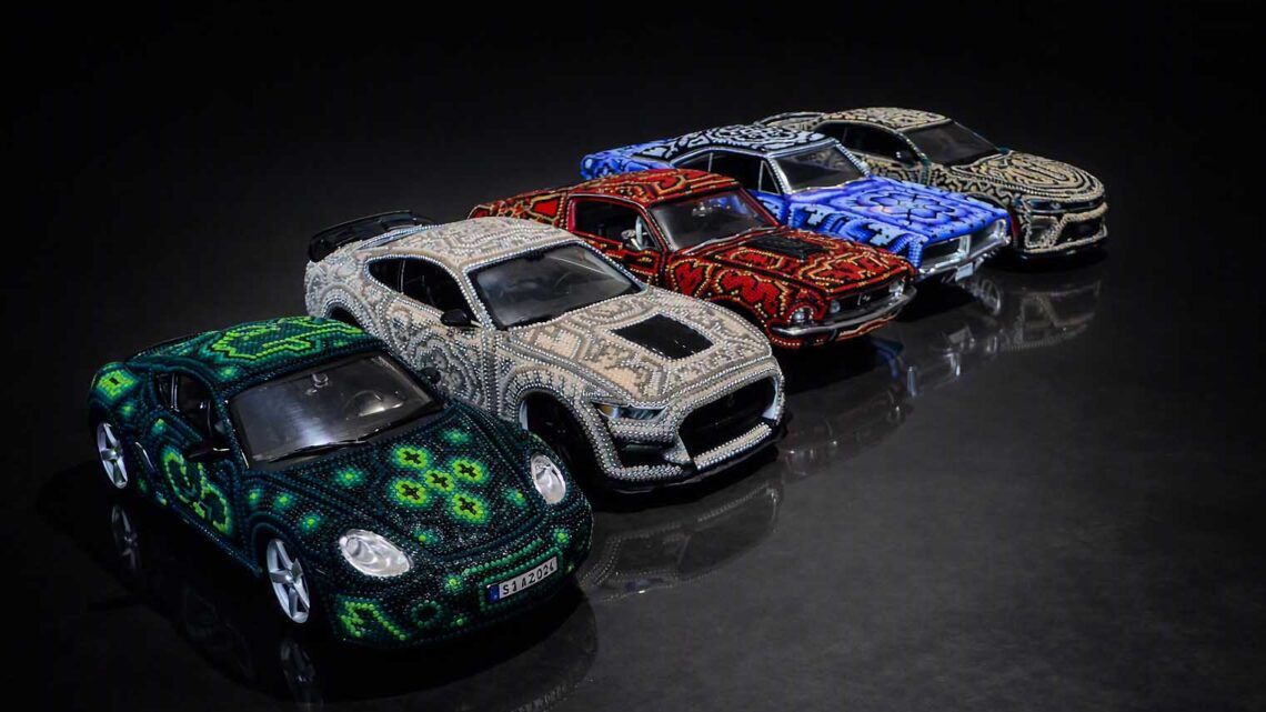 Colección de autos intervenidos con Arte Huichol