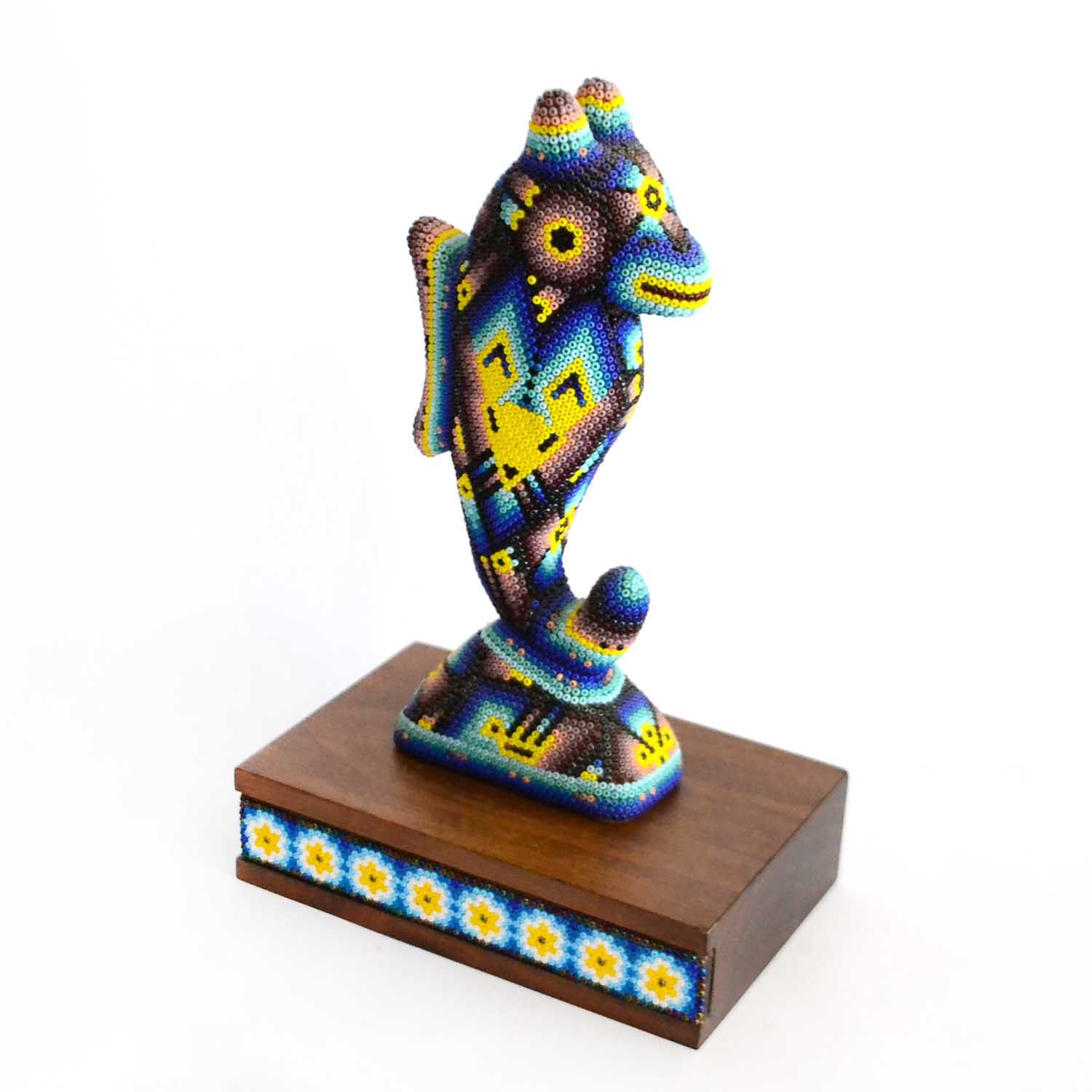 Caballo de Mar especial con base . Arte Huichol