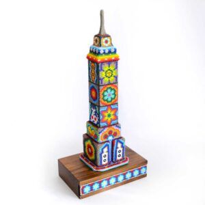 Torre latinoamericana a escala en arte huichol