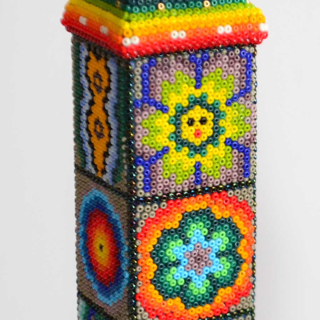 Torre latinoamericana a escala en arte huichol