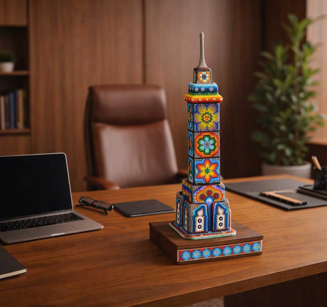 Torre latinoamericana a escala en arte huichol