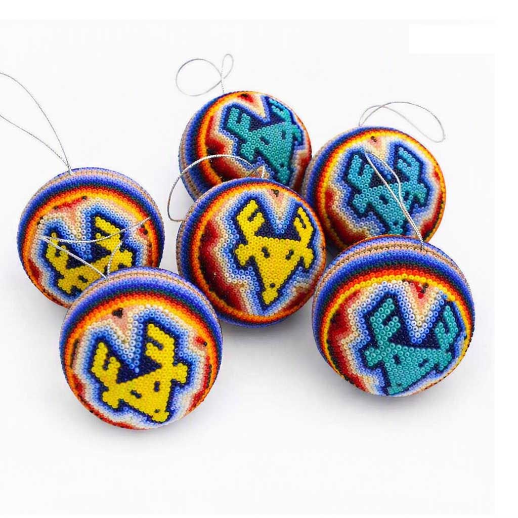 Esferas navideñas en arte huichol