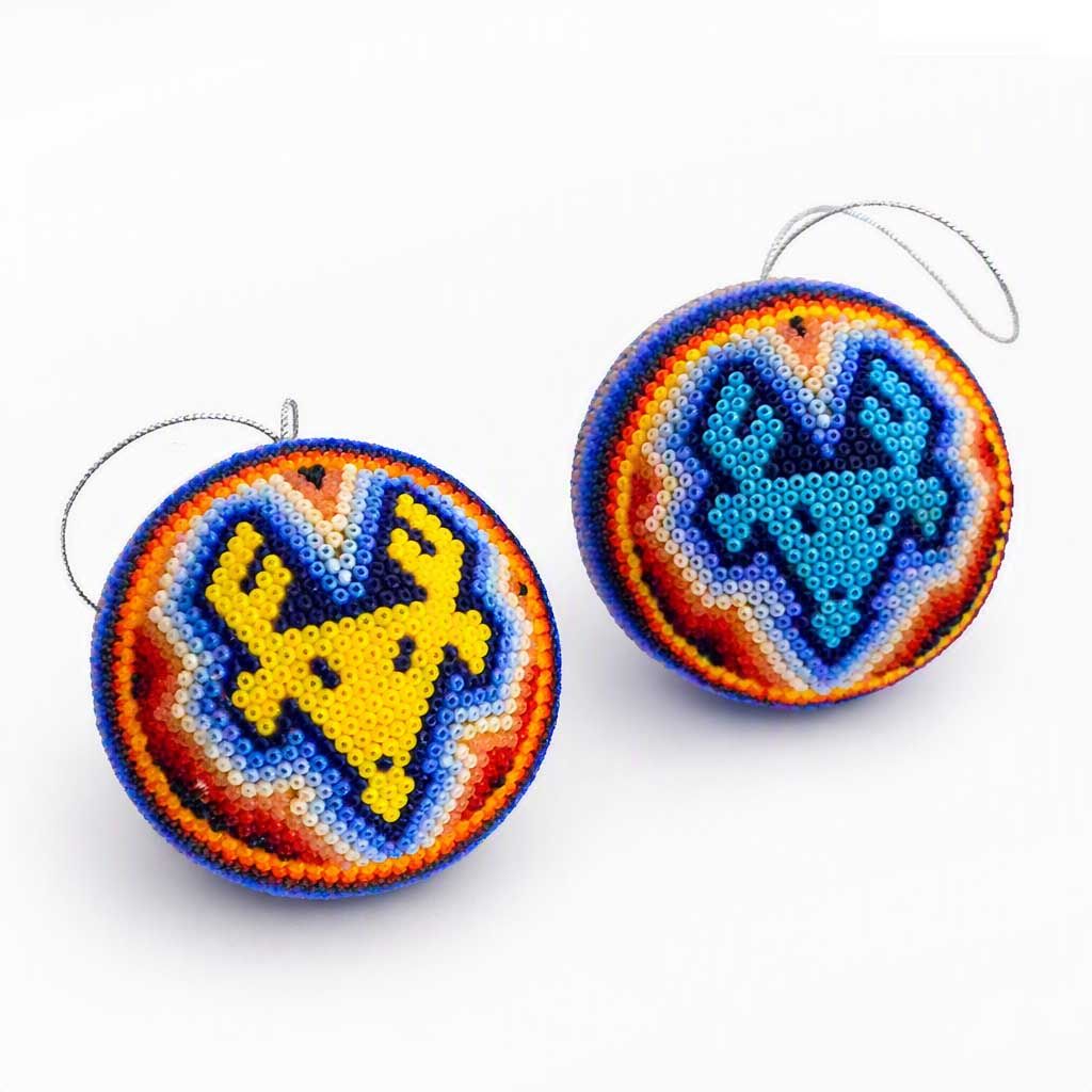 Esferas navideñas en arte huichol