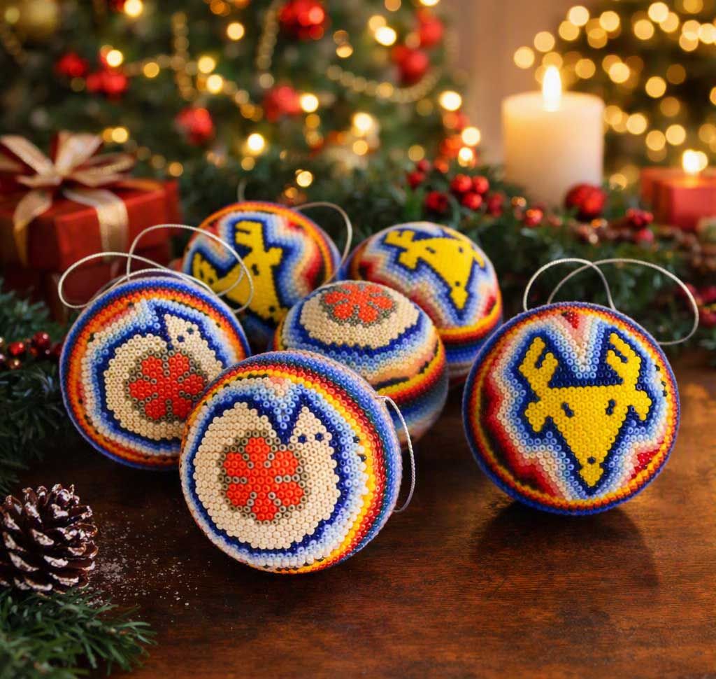Esferas de arte huichol navideñas