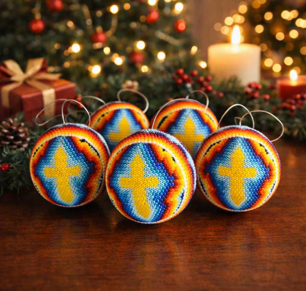 Esferas de arte huichol navideñas