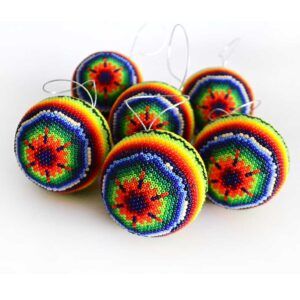 Esferas navideñas en arte huichol