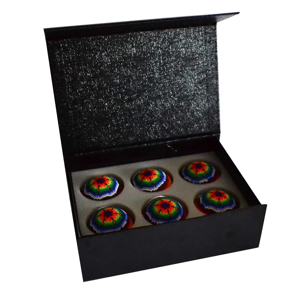 Esferas navideñas en arte huichol