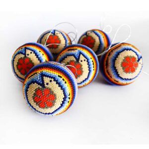 Esferas navideñas en arte huichol