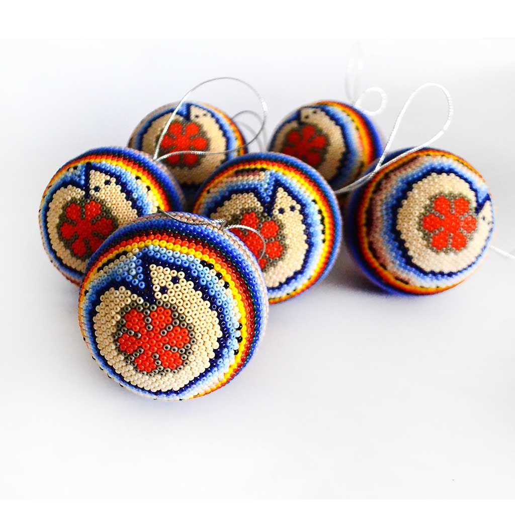 Esferas navideñas en arte huichol