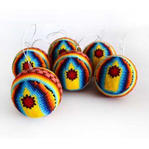 Esferas navideñas en arte huichol