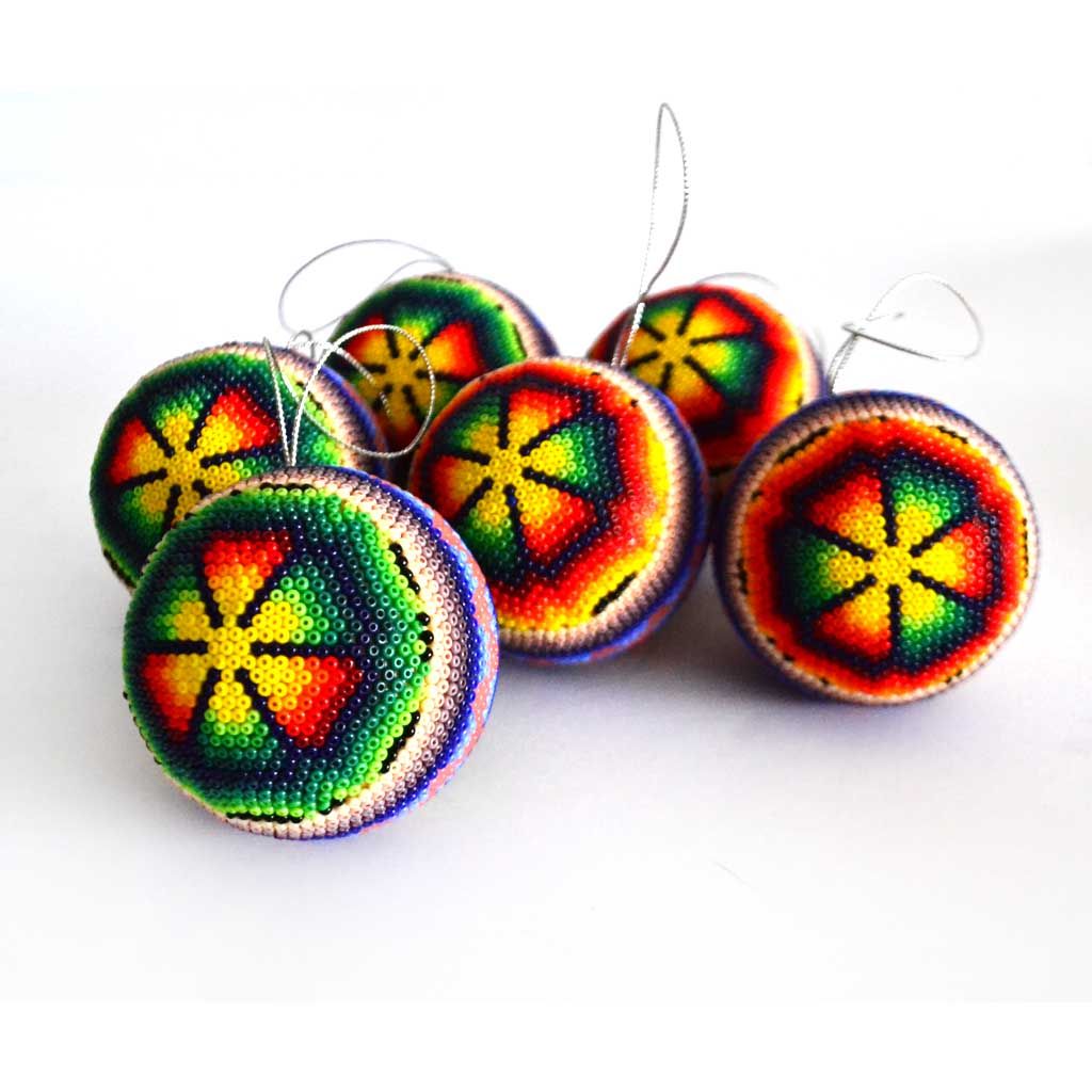 Esferas navideñas en arte huichol