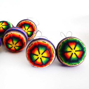 Esferas navideñas en arte huichol