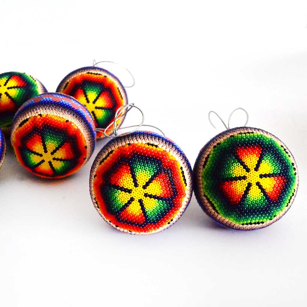 Esferas navideñas en arte huichol