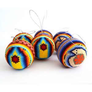 Esferas navideñas en arte huichol