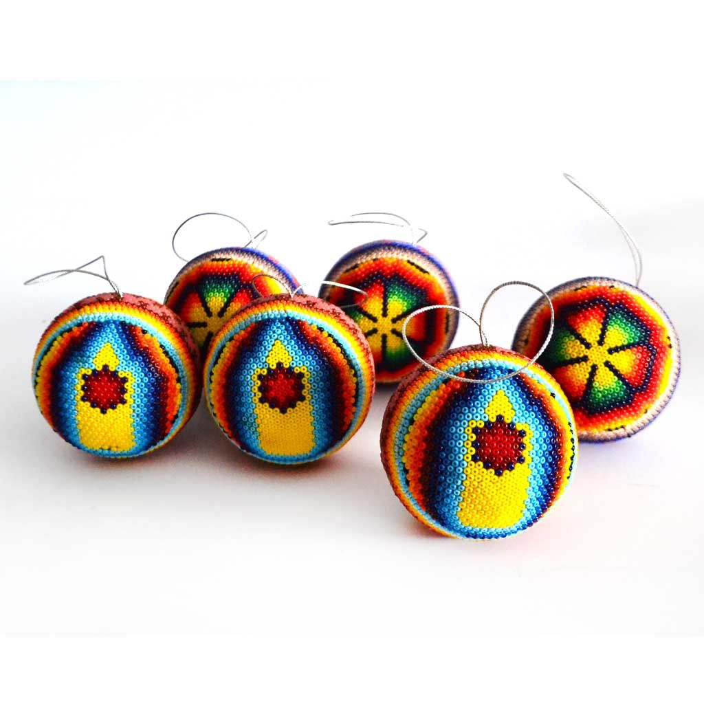 Esferas navideñas en arte huichol