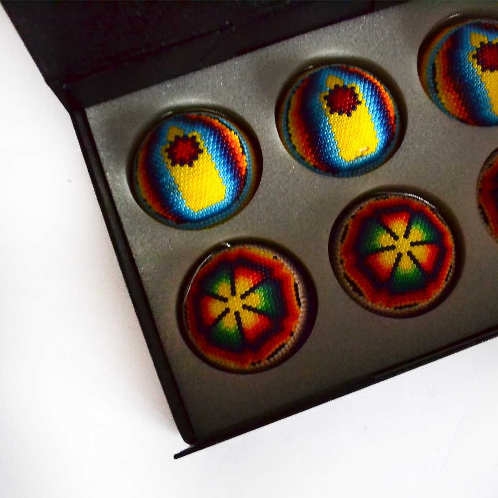 Esferas navideñas en arte huichol