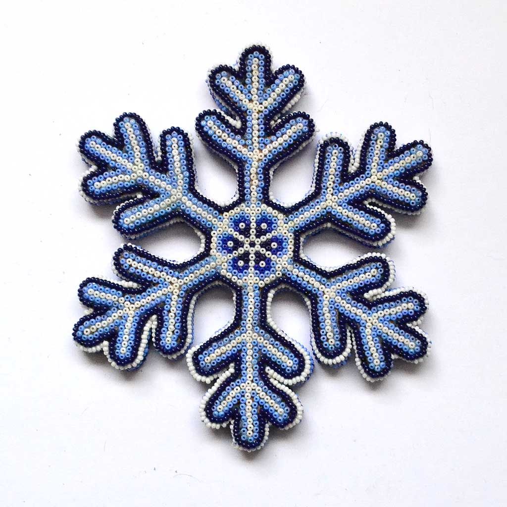 Schneeflocke mit Huichol-Kunst