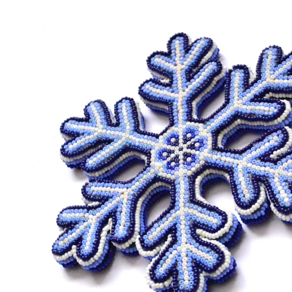 Schneeflocke mit Huichol-Kunst