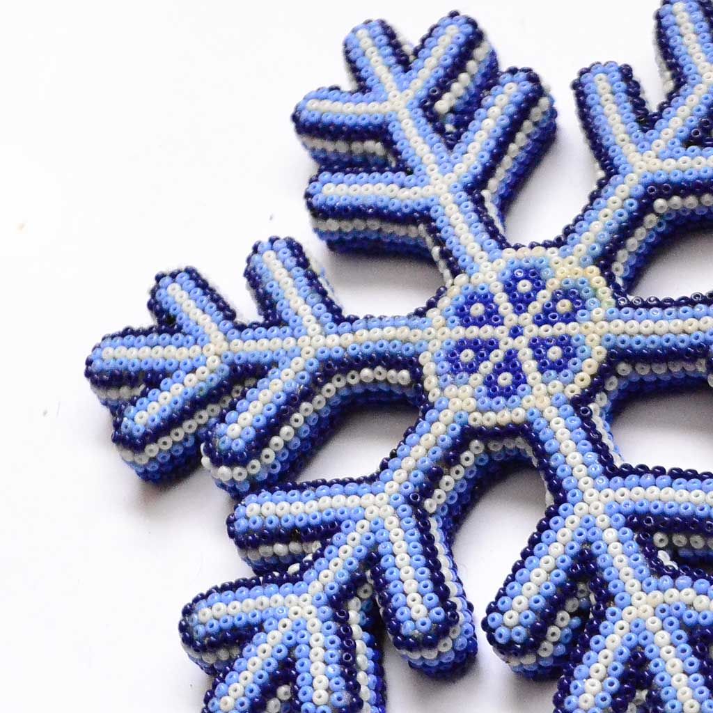 Copo de nieve con arte huichol