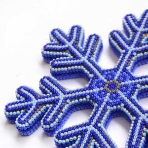 Copo de nieve con arte huichol